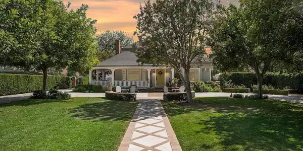 900 W Roses Road