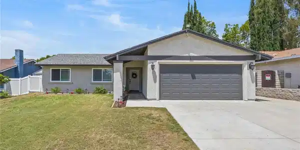 8244 Avenida Leon