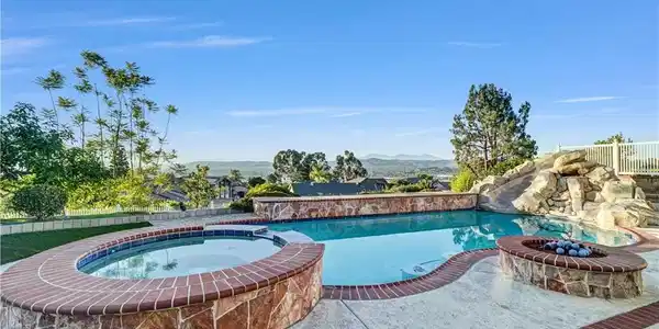 5215 E Rolling Hills Drive