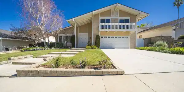 24086 Avenida Crescenta