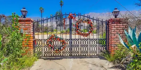 385 E Mariposa Street