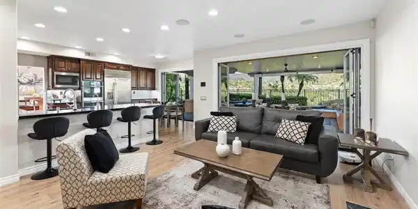 6 Beaconsfield