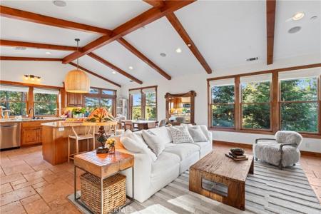813 Greenbriar Drive