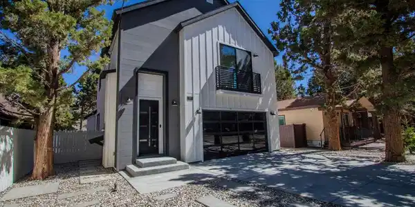 305 E Angeles Boulevard
