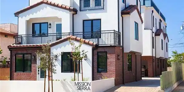 220 W Mission