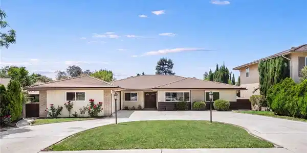 458 W Winnie Way