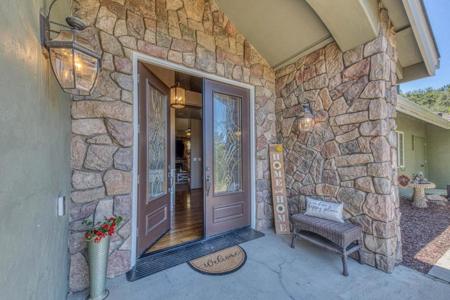 32 Crazy Horse Canyon Road