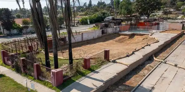 1085 E Mendocino Street