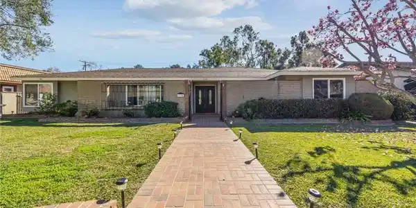 3738 N Woodhurst