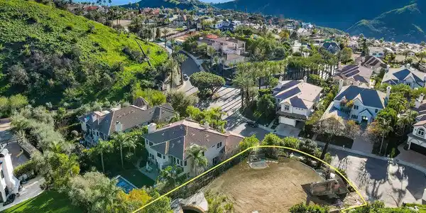 16821 Via La Costa