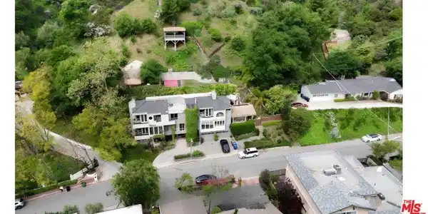 1833 Roscomare Road