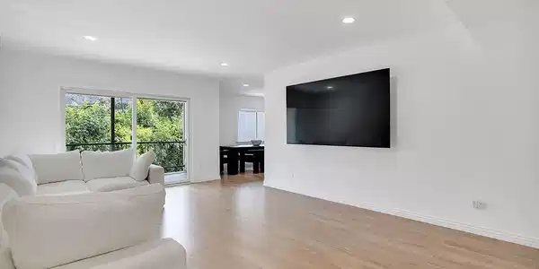 1015 N Michillinda