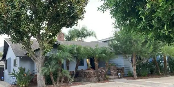 1812 W Riverside