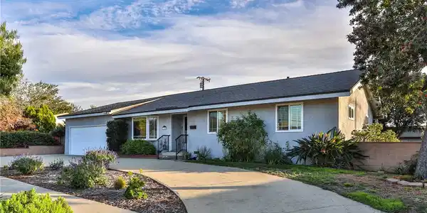 1102 E Renwick