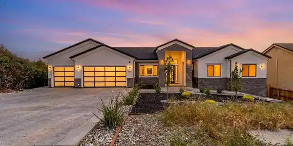 3271 Woodleigh Ln