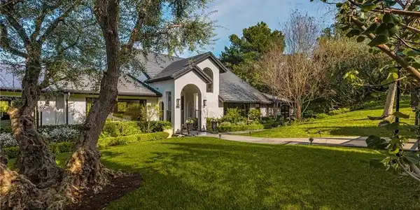 9821 Brentwood Drive