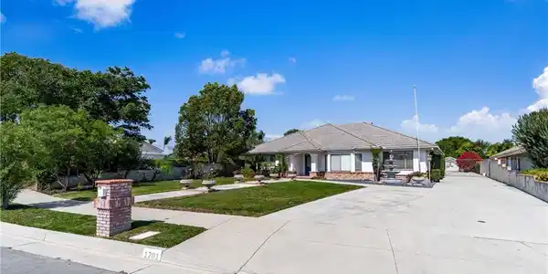 1701 S Elderberry