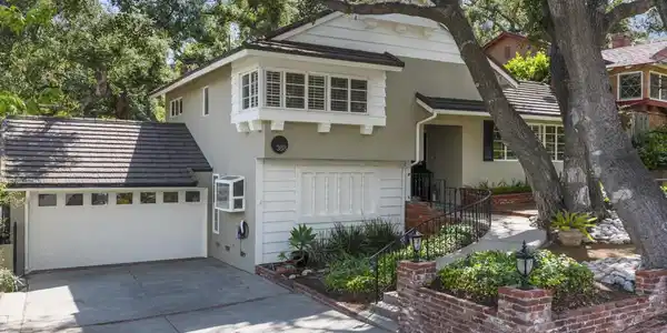 3818 Cedarbend Drive