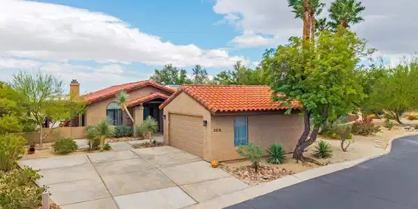 3215 Roadrunner Drive S