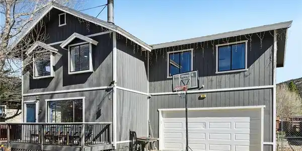 105 E Meadow Lane