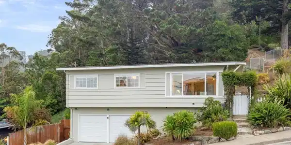 1075 Crespi Drive