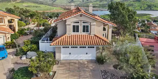 9863 Avenida Colino