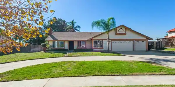 2864 N Riverside