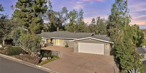 5940 Avenue Juan Bautista