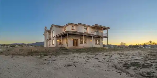5040 E Avenue T8