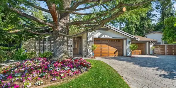 9516 Capistrano