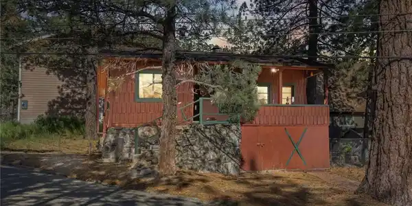 2054 E Canyon