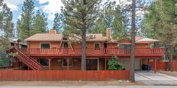 925 E Lane
