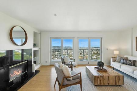 580 Pointe Pacific