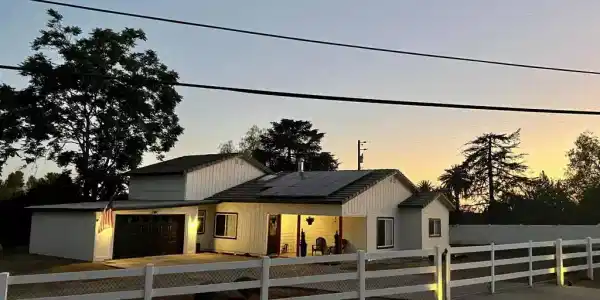 3221 E Victoria