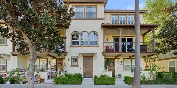 810 E Promenade