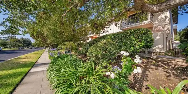823 N Altadena Drive