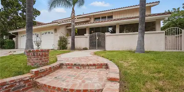 11806 Thunderbird Avenue