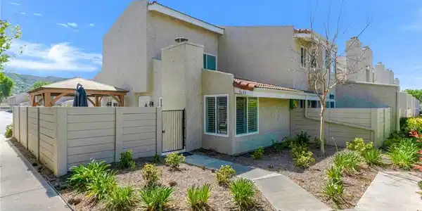 5688 E Los Angeles