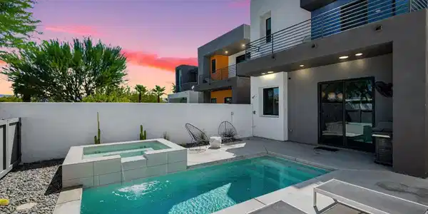 504 Paragon Loop