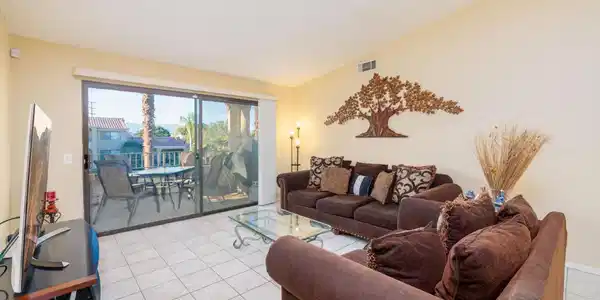 34025 Calle Mora