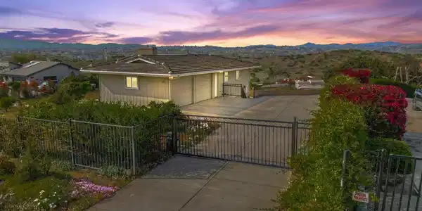 5884 Redondo Dr