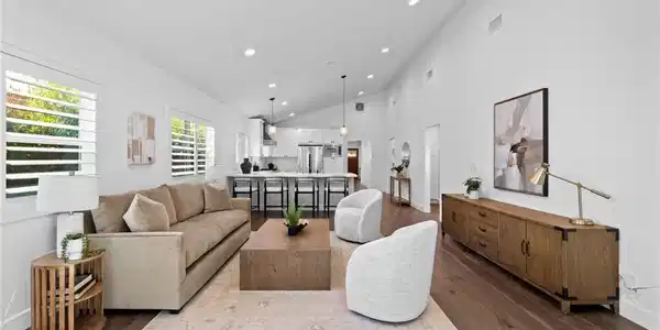 827 N Lamer