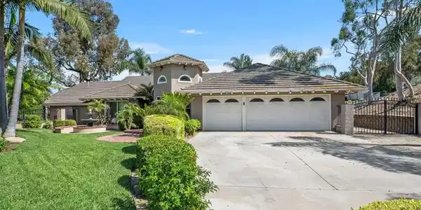 5590 Calle Vista Linda