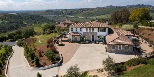 1210 Clos Duval