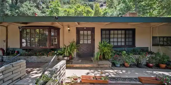 2900 Mandeville Canyon