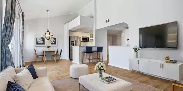 6323 Reseda