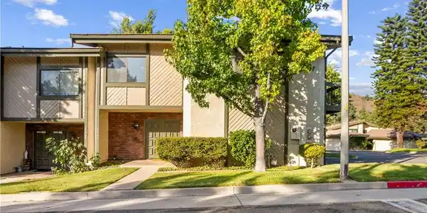 2307 E Curtis