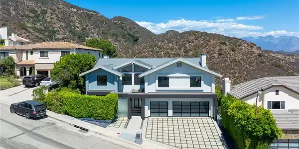 2111 Rimcrest Drive