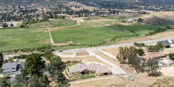 9115 Elizabeth Lake