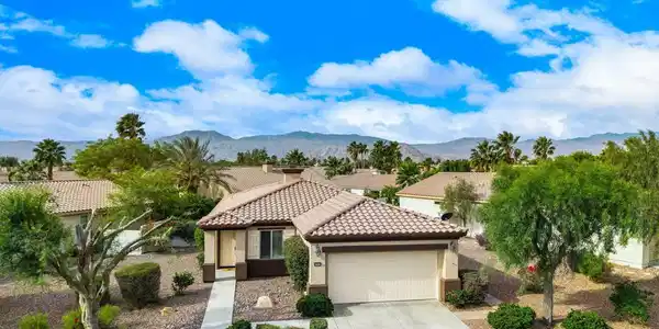 80443 Avenida Linda Vista